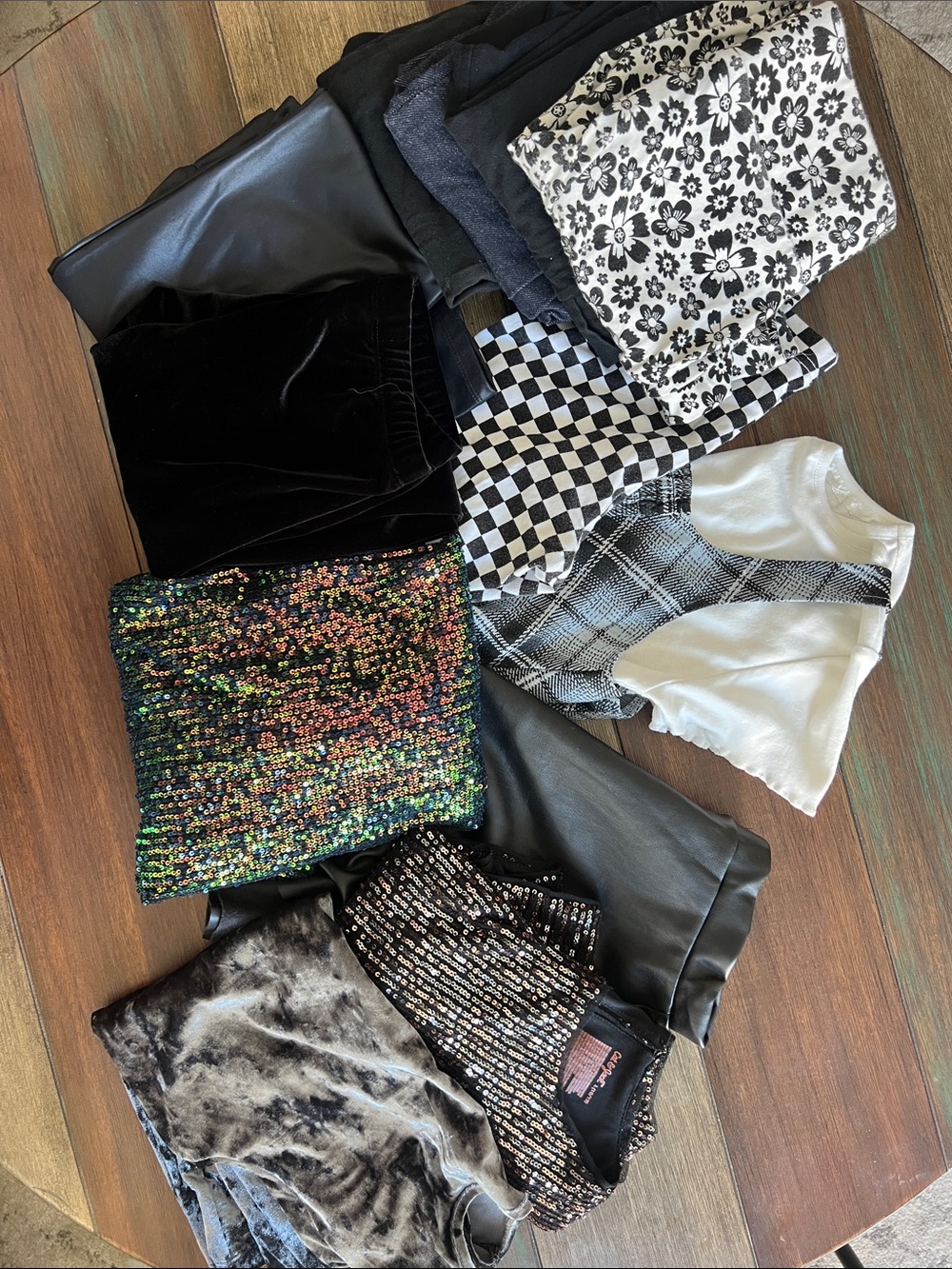 Kids Blk/White Bundle. Size Large 10/12 *12 items